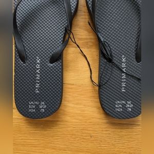 Black flip flops. Size 7/8.